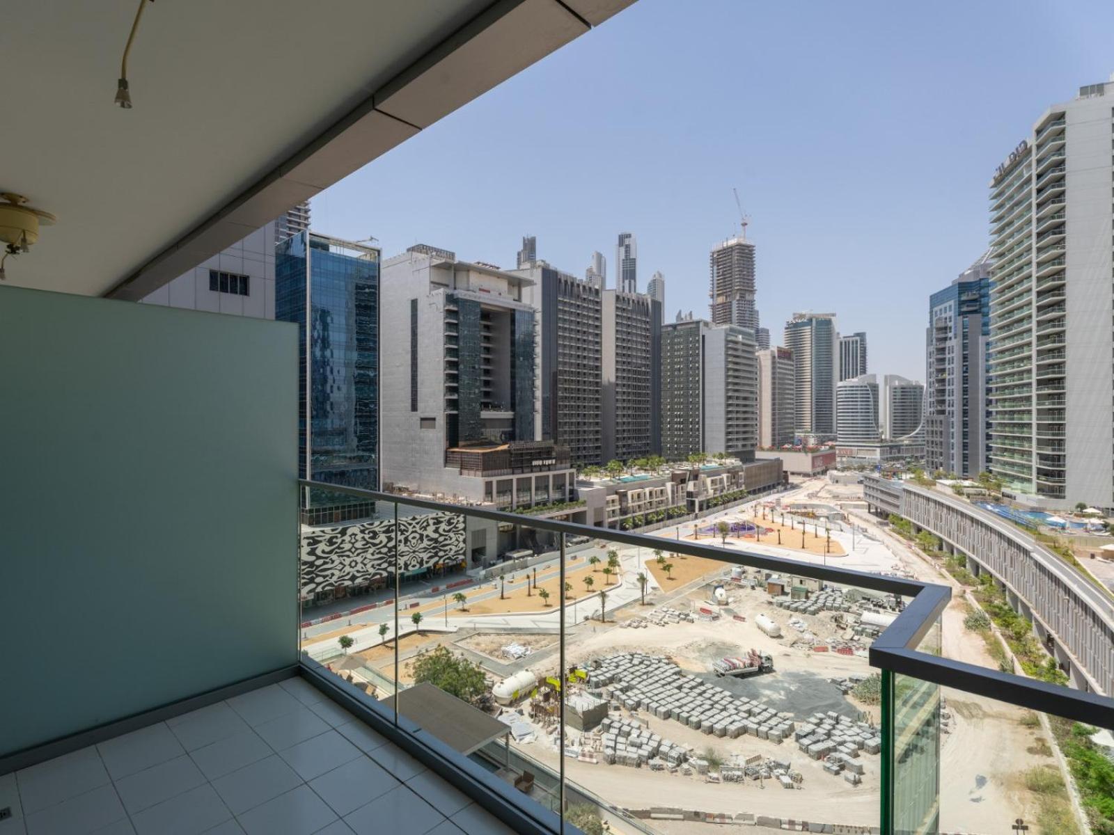 Sunlit Haven - Luxury Living In Majestine Apartment Dubai